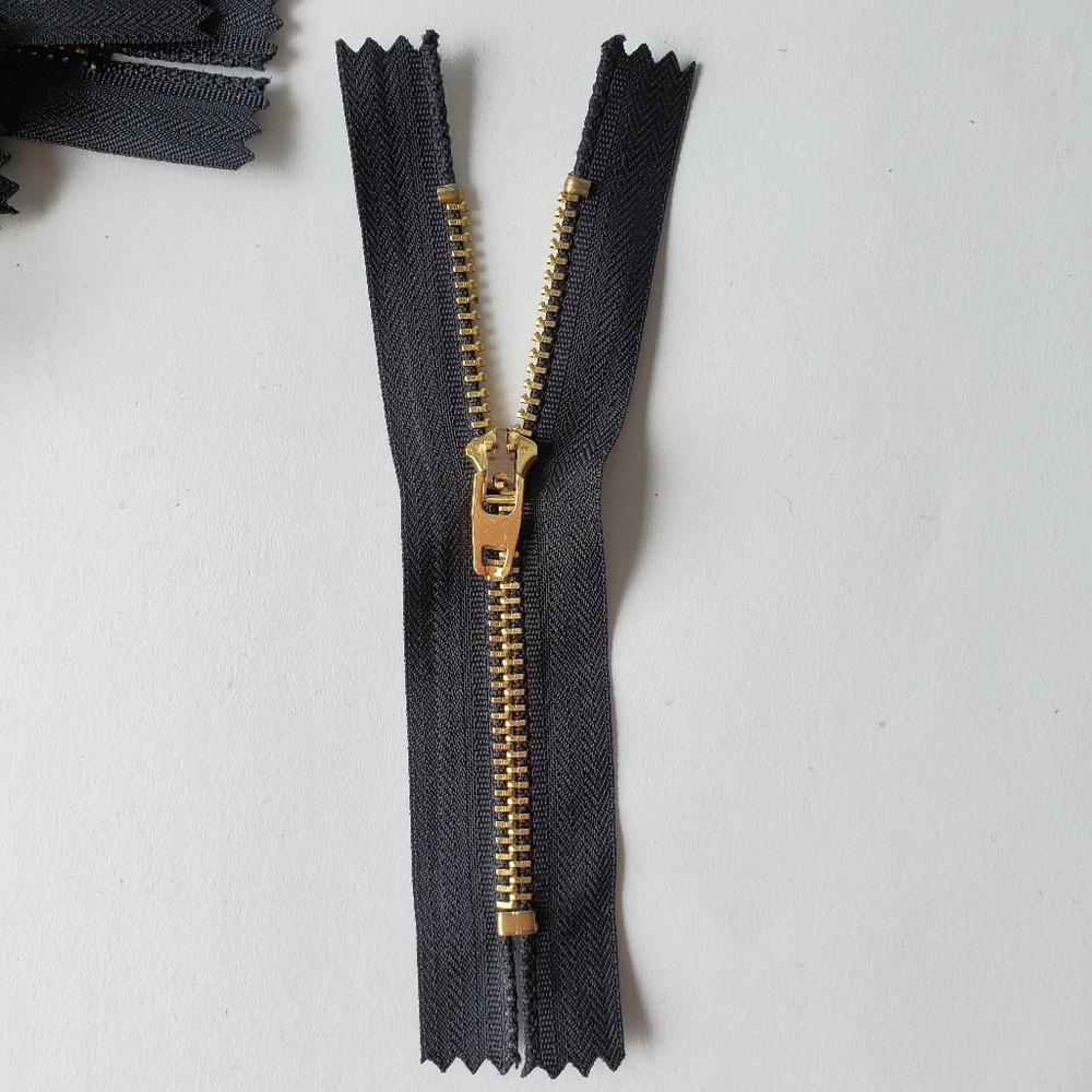 4" Black & Gold zippers 18 ct.